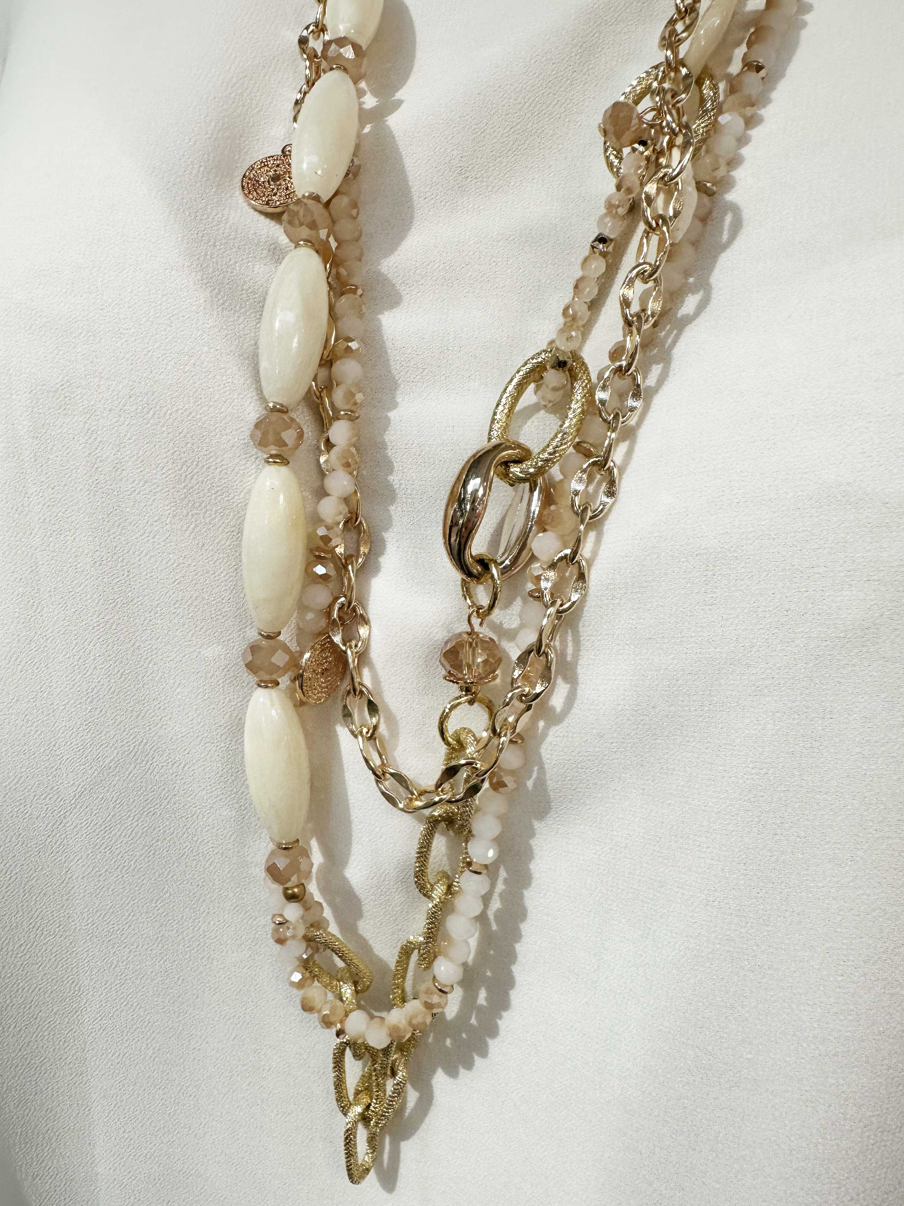 Gaia - Guldfarvet perlehalskæde med tre kæder